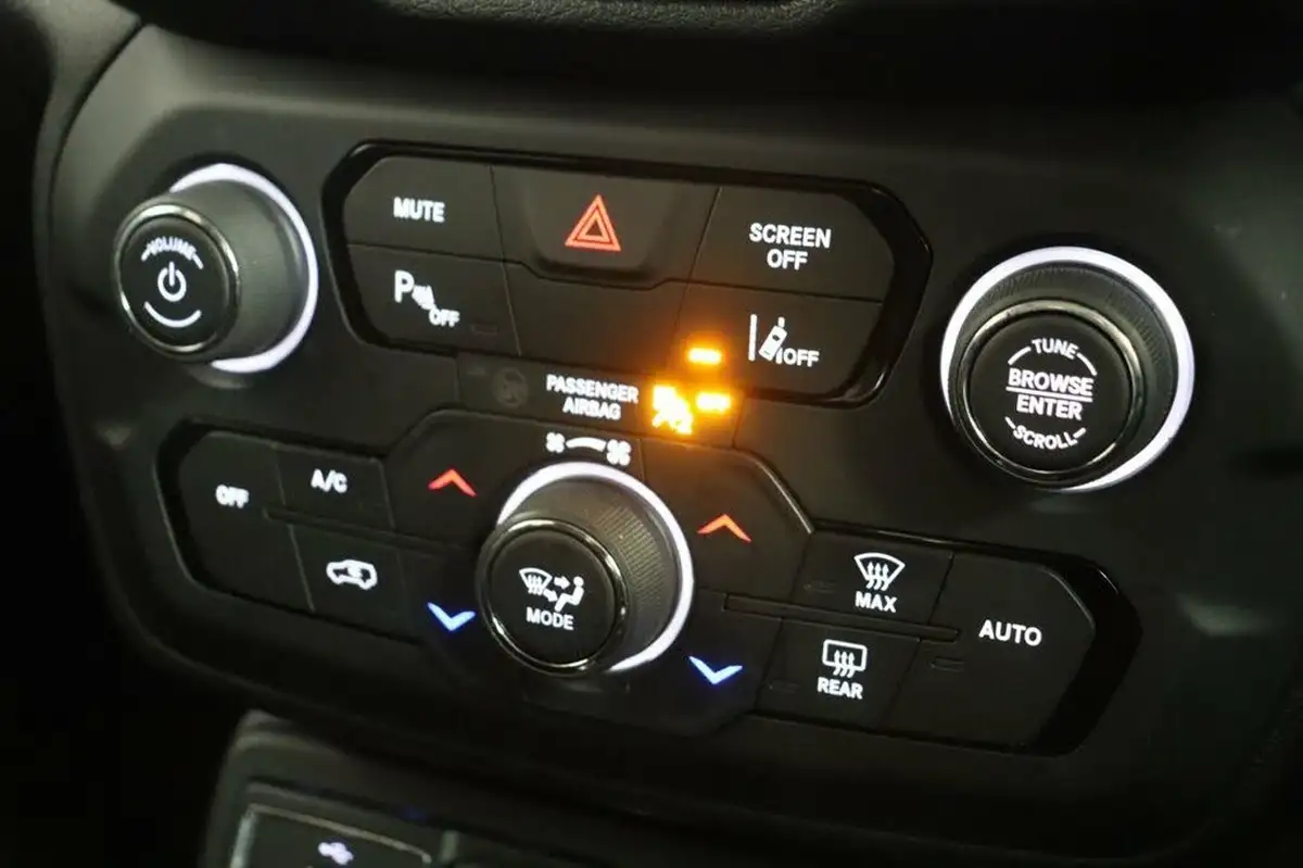 2020-jeep-renegade-10-gse-night-eagle-big-27