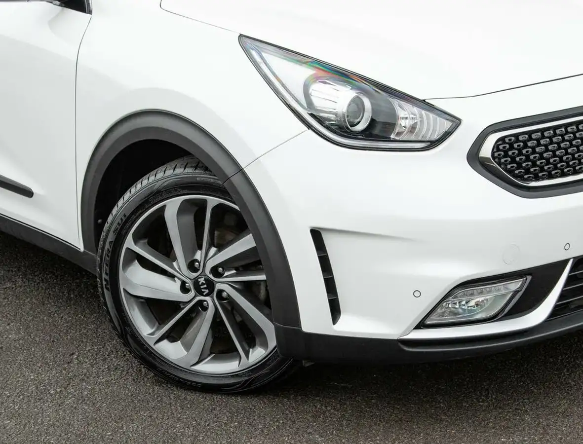 2017-kia-niro-16-gdi-first-edition-big-1