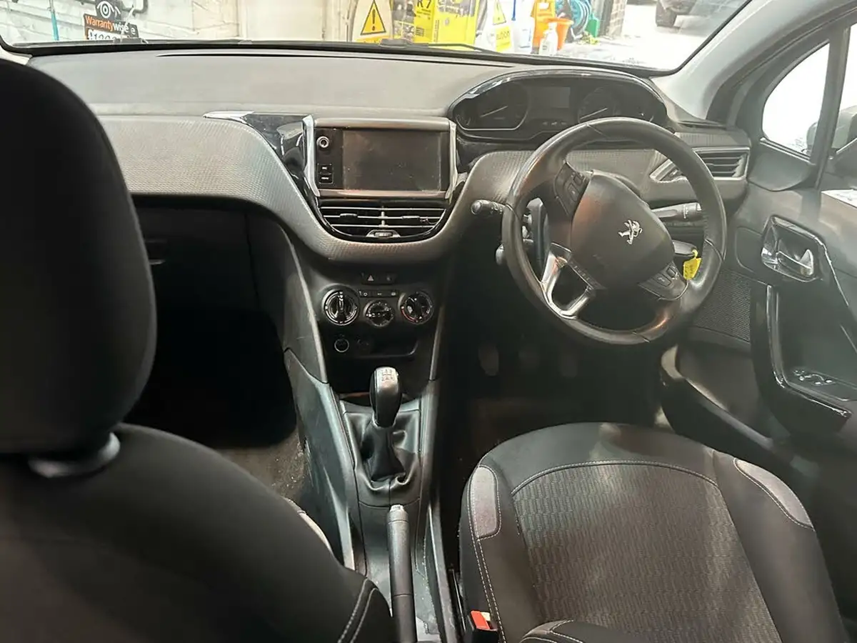 2016-peugeot-208-12-puretech-active-82bhp-5d-big-7