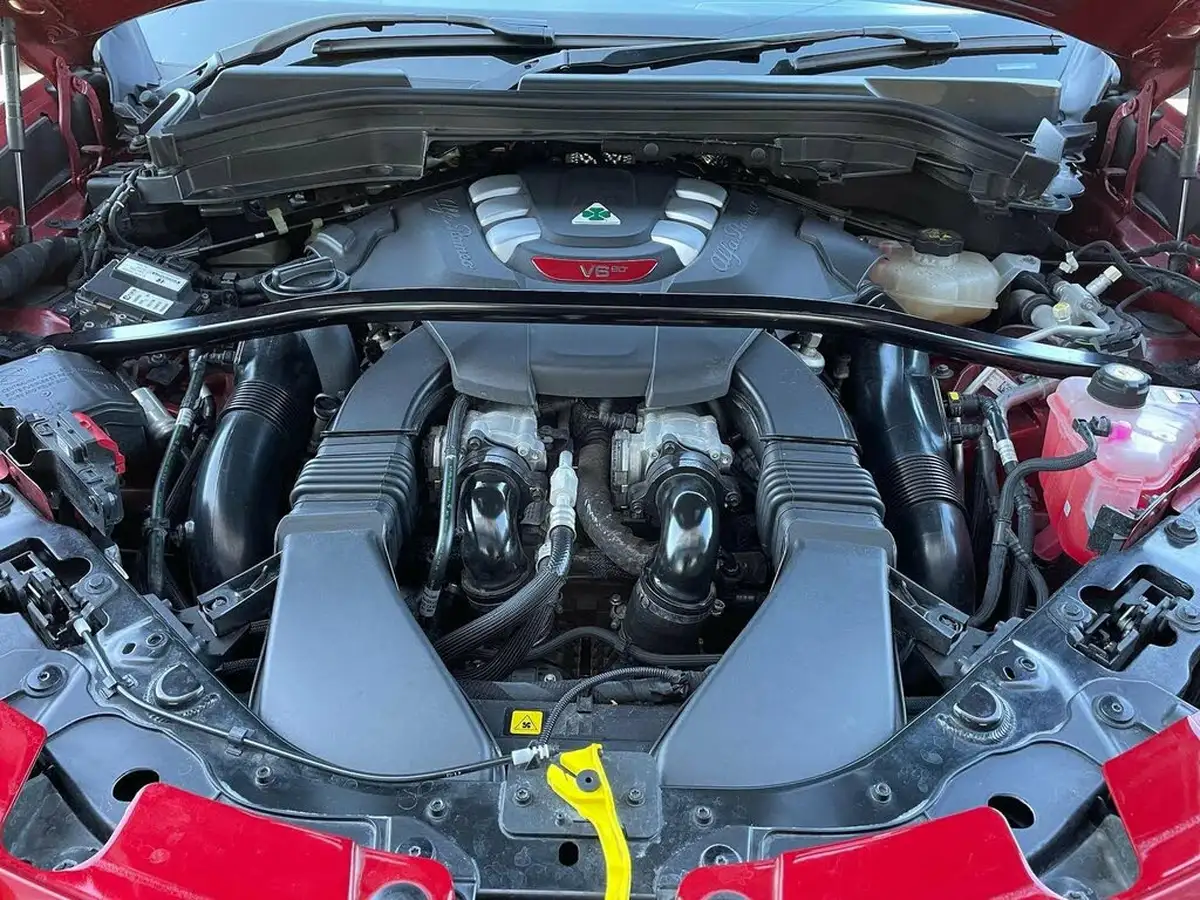 2018-alfa-romeo-stelvio-29-biturbo-quadrifoglio-big-35