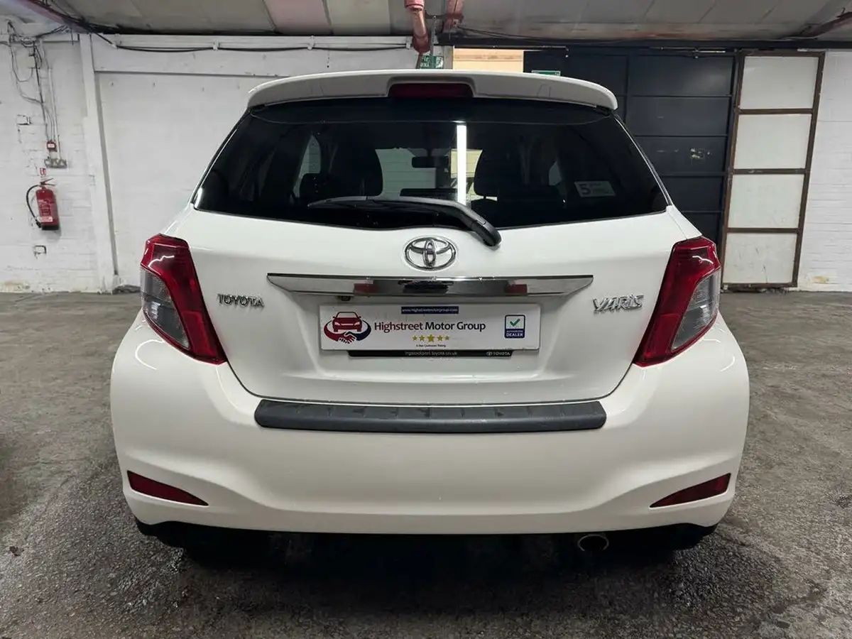 2012-toyota-yaris-133-trend-3d-big-10