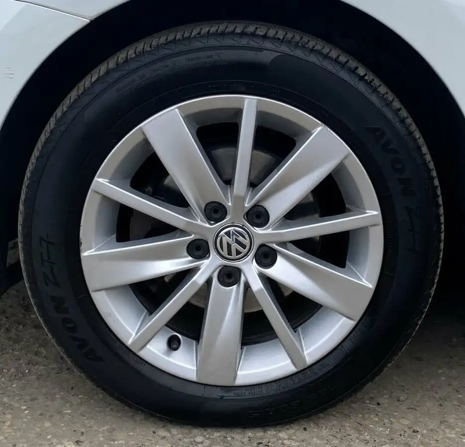 2015-volkswagen-polo-12-tsi-se-5d-big-10