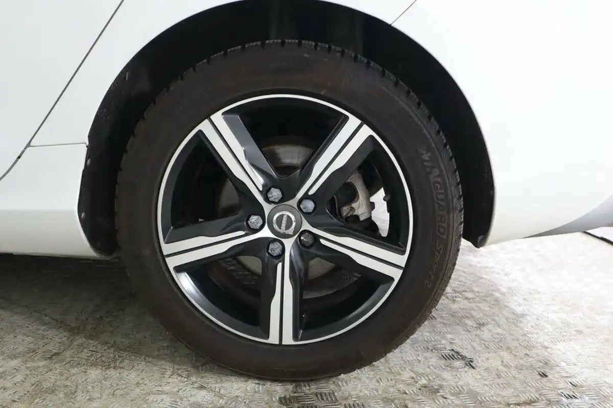 2016-volvo-v40-20td-d2-r-design-big-14