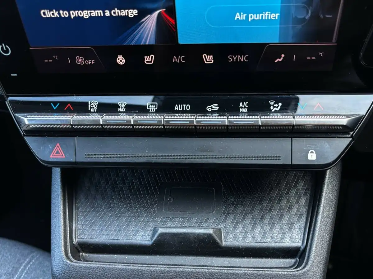 2022-renault-megane-e-tech-e-equilibre-big-24