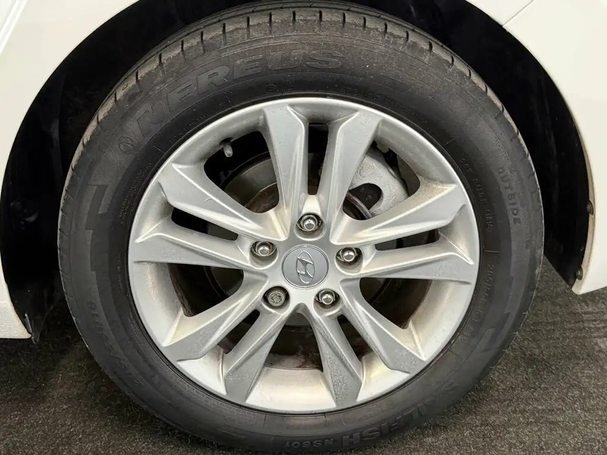 2012-hyundai-i30-16td-style-110ps-auto-big-39