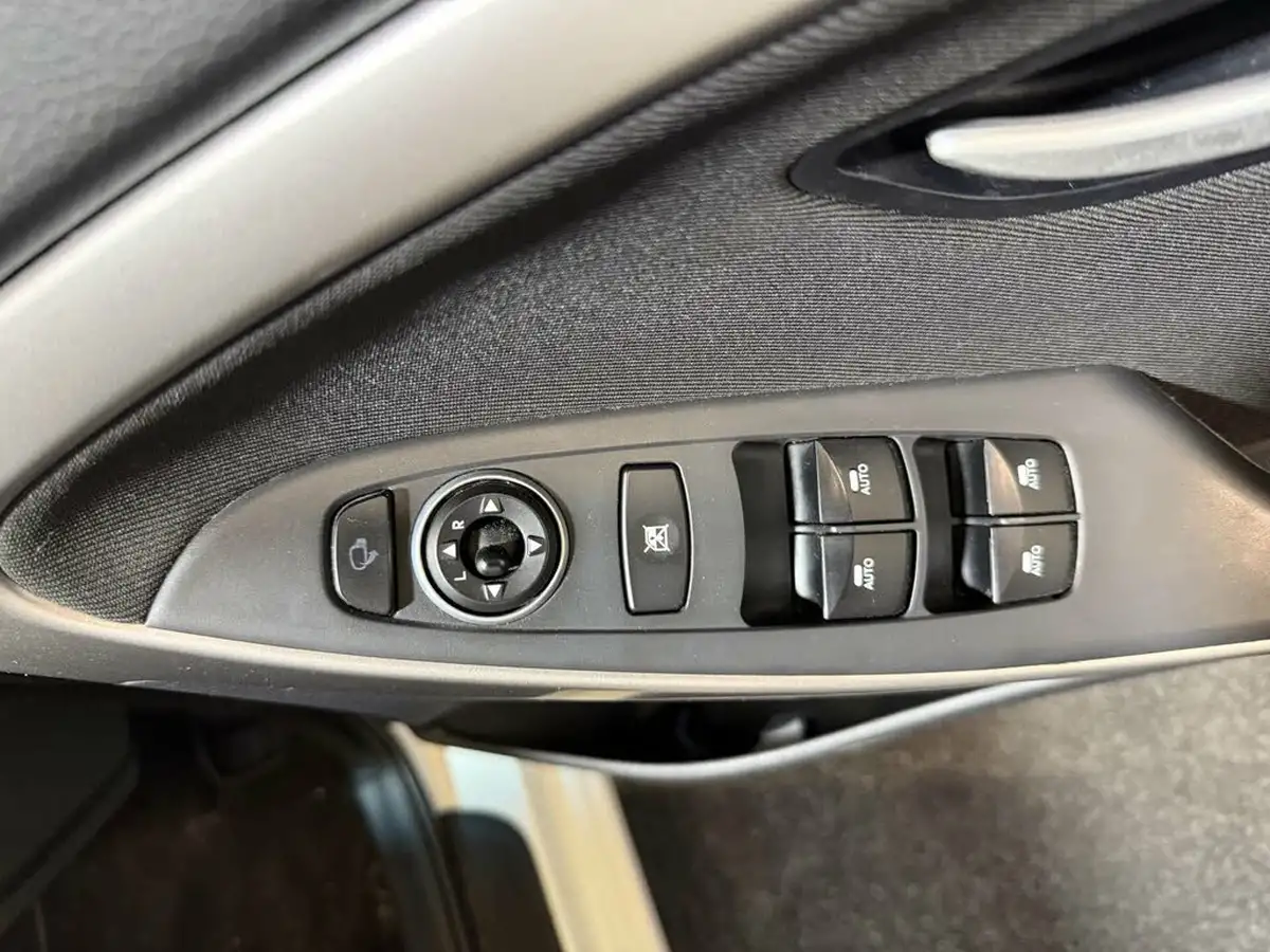2012-hyundai-i30-16td-style-110ps-auto-big-11