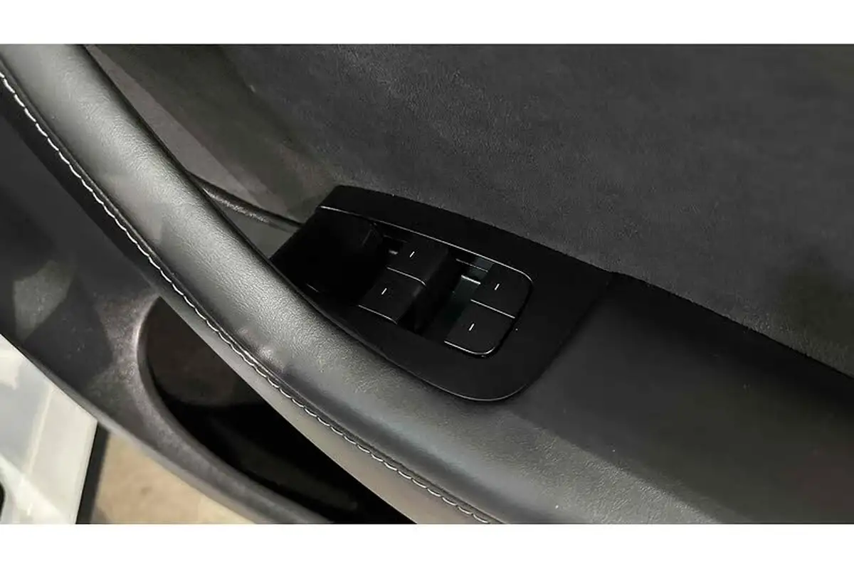 2022-tesla-model-y-e-long-range-big-46