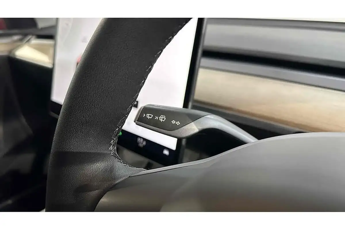 2022-tesla-model-y-e-long-range-big-32
