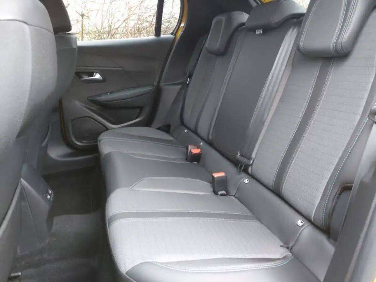2023-peugeot-208-12-puretech-allure-premium-100ps-eat8-big-5