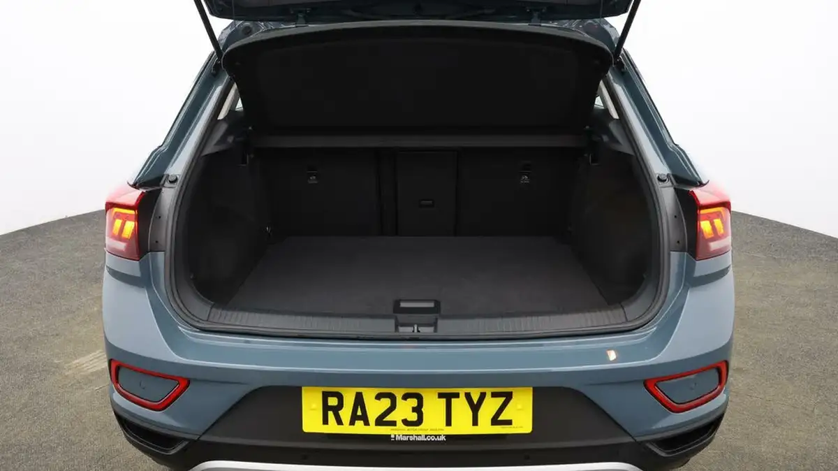 2023-volkswagen-t-roc-10-tsi-life-big-16