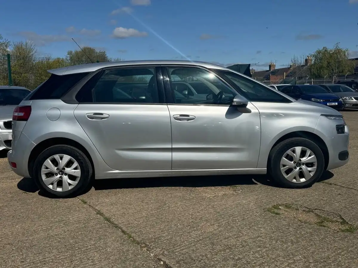 2015-citroen-c4-picasso-16bluehdi-vtr-100ps-big-1