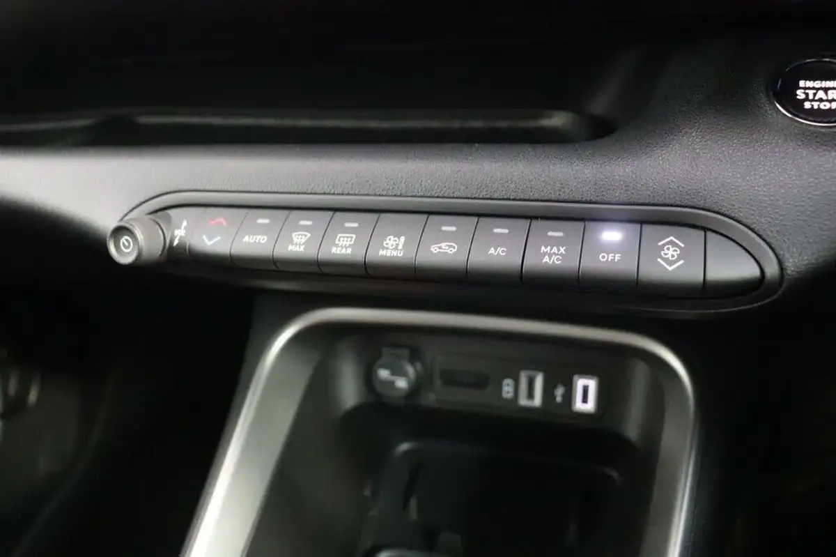 2024-jeep-avenger-12-gse-altitude-big-26