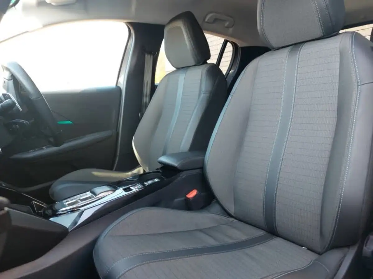 2023-peugeot-208-12-puretech-allure-premium-130ps-eat8-big-11