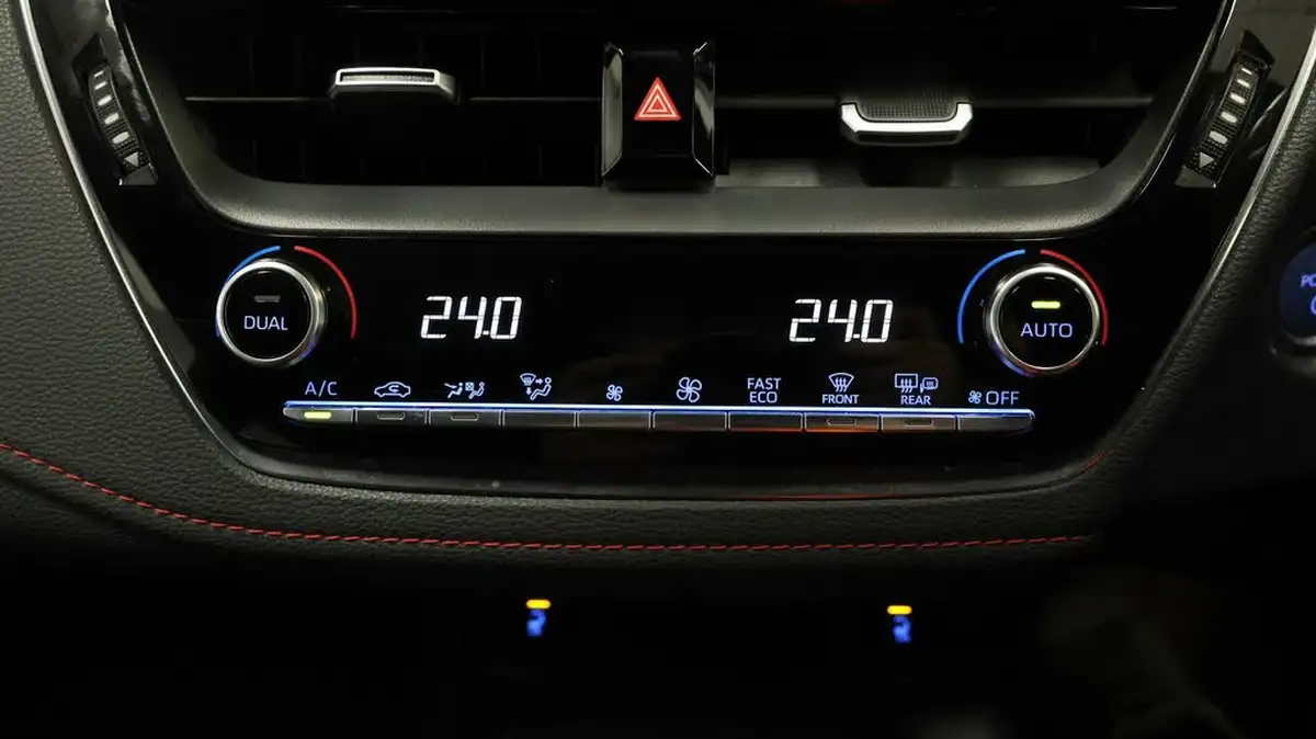 2020-toyota-corolla-18-vvt-i-excel-trk-hatchback-big-11