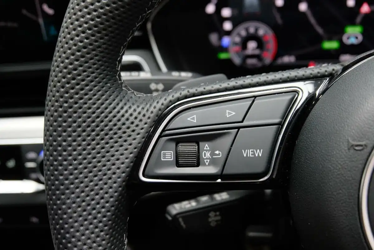 2024-audi-a4-avant-20-35-tfsi-s-line-big-15