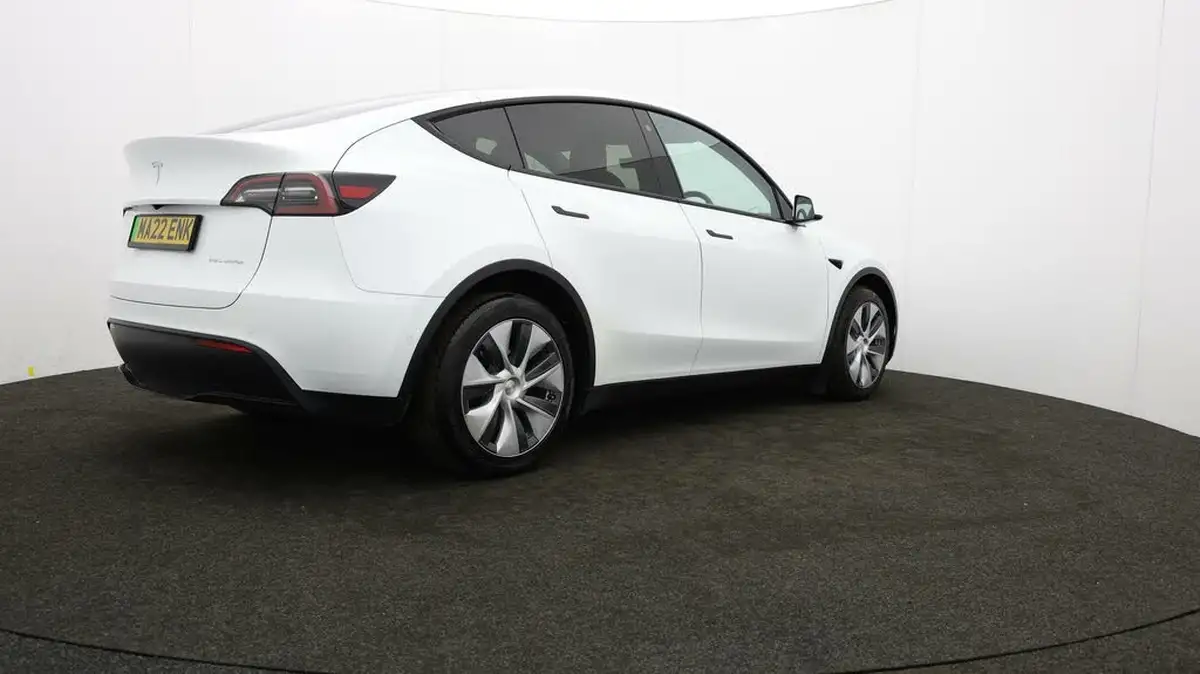 2022-tesla-model-y-e-long-range-big-6