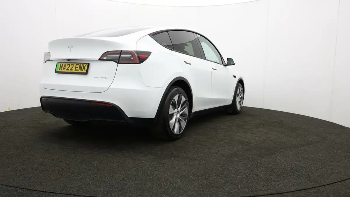 2022-tesla-model-y-e-long-range-big-76
