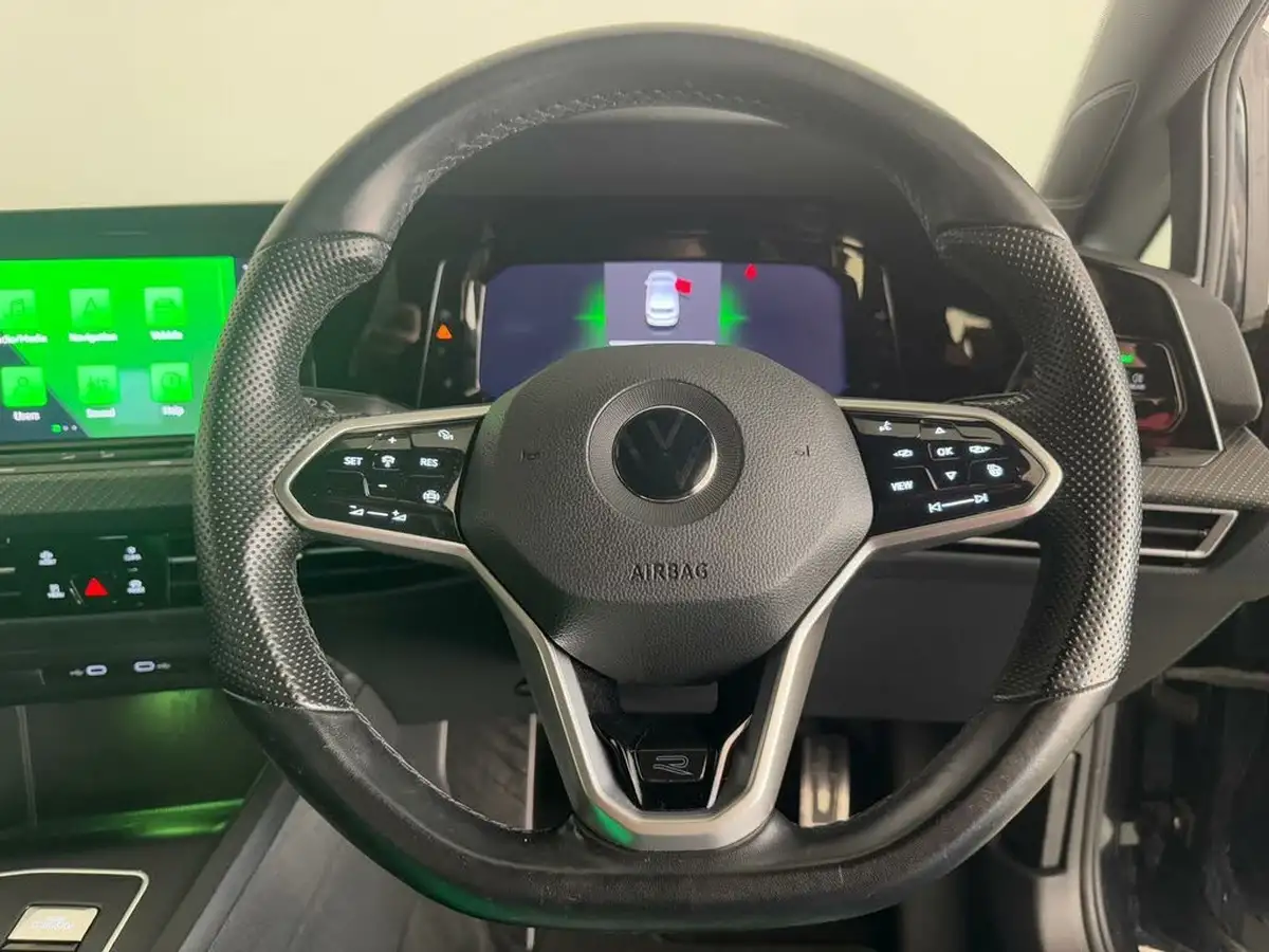 2021-volkswagen-golf-big-21