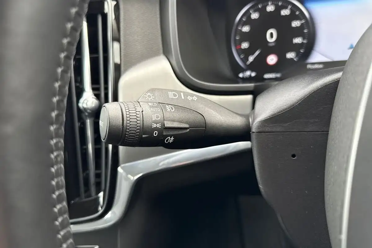 2019-volvo-v90-20-t4-momentum-pro-big-40
