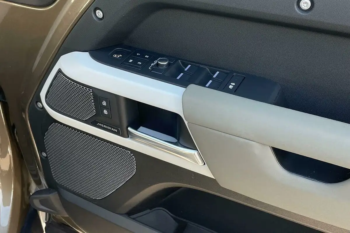 2022-land-rover-110-defender-30-d250-xs-edition-big-46