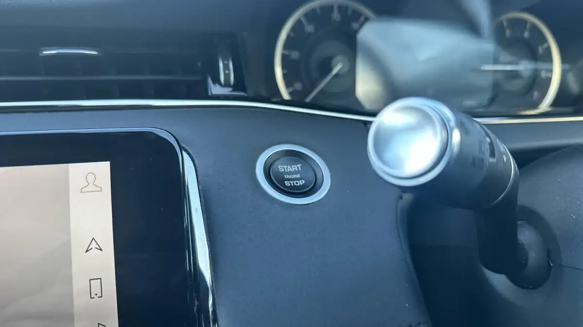 2022-land-rover-range-rover-evoque-15-p300e-r-dynamic-se-big-24
