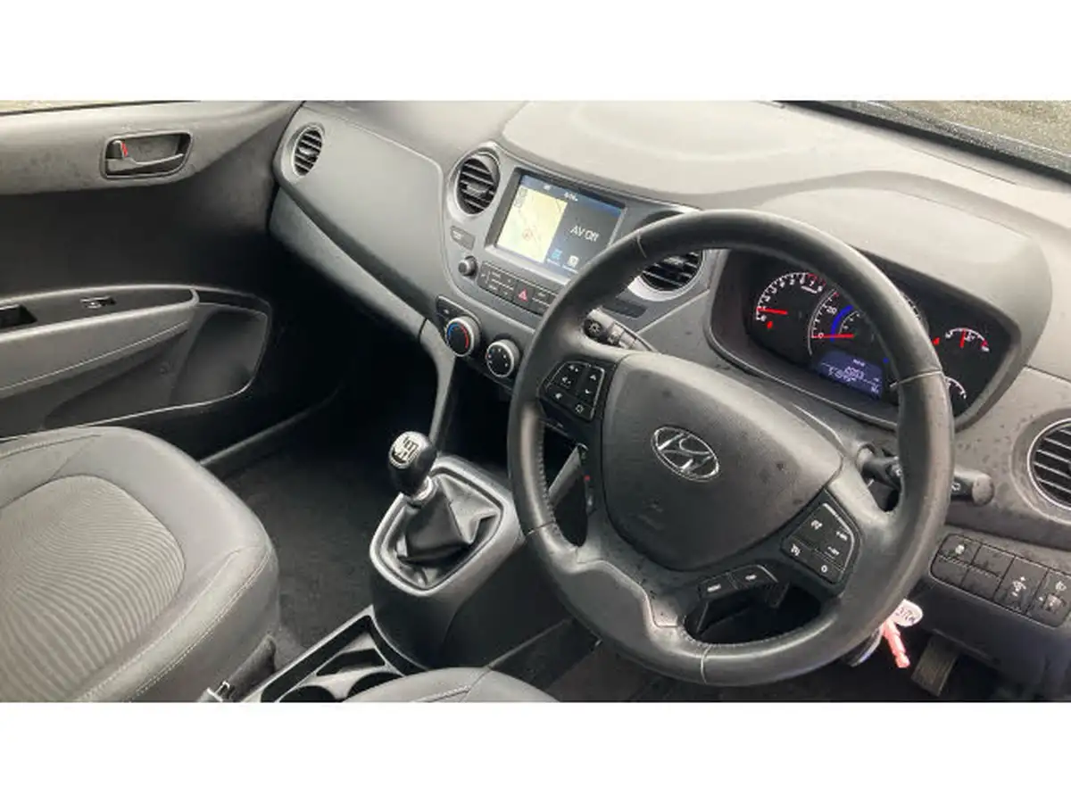 2019-hyundai-i10-10-play-big-13