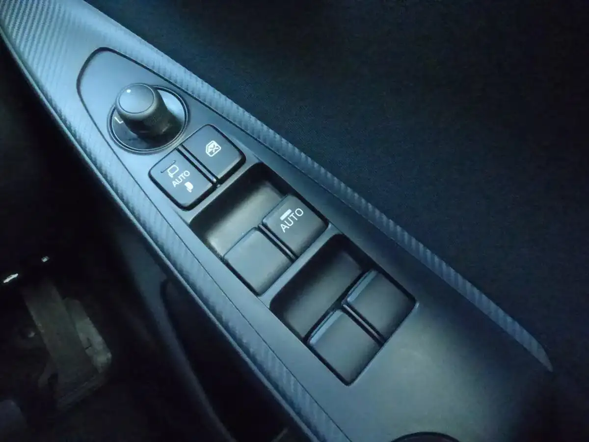 2018-mazda-mazda2-15-se-l-nav-big-21