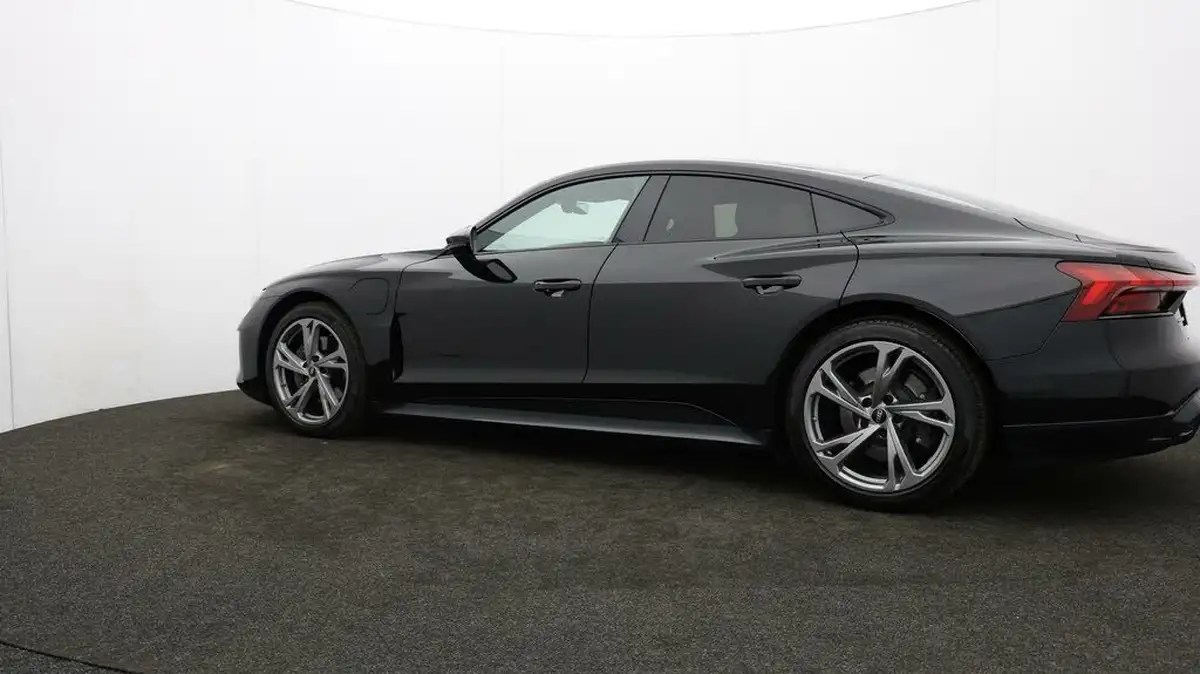 2023-audi-e-tron-gt-e-big-70