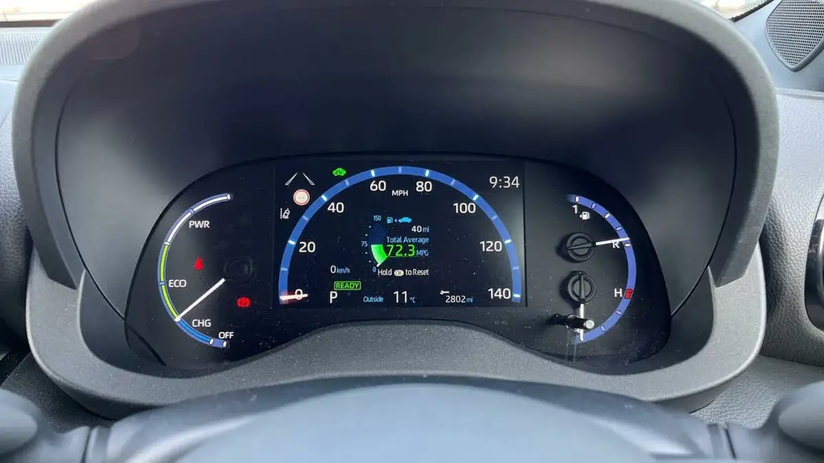 2023-toyota-yaris-cross-15-vvt-i-design-big-8
