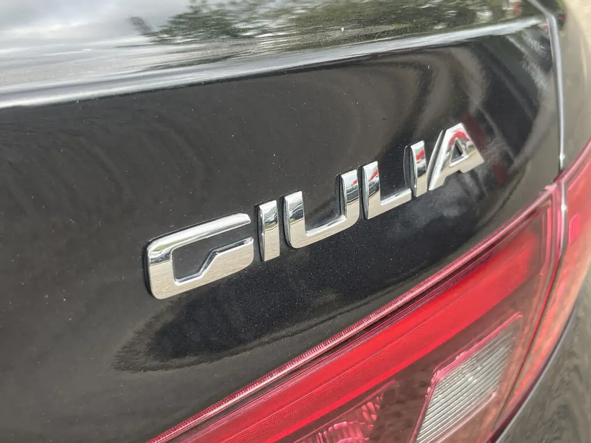 2022-alfa-romeo-giulia-20-veloce-big-14