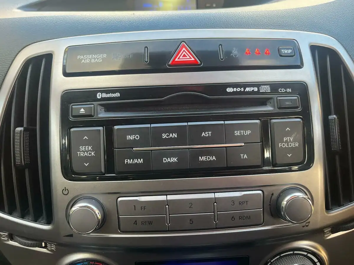 2012-hyundai-i20-14-style-99bhp-big-30