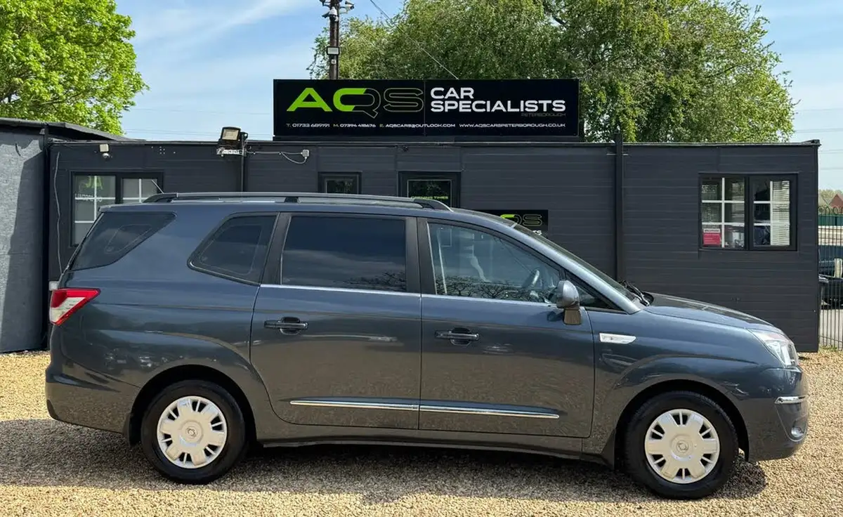 2017-kgm-ssangyong-turismo-22td-se-big-4