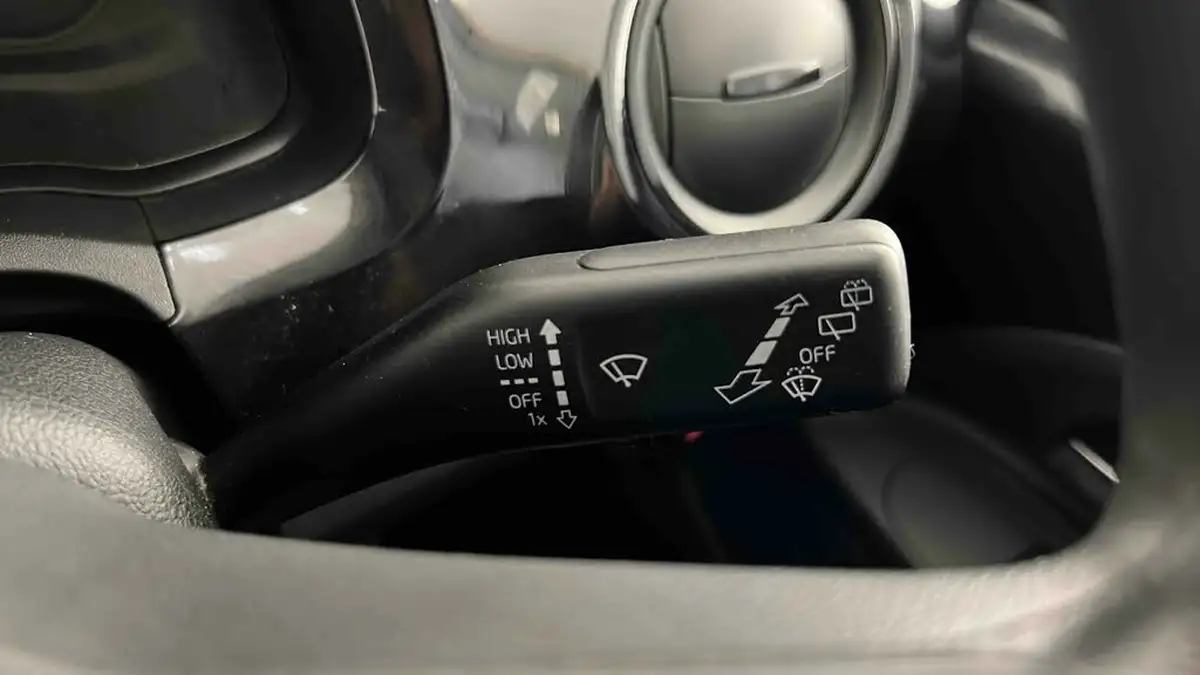 2016-volkswagen-up-10-move-up-5d-big-30