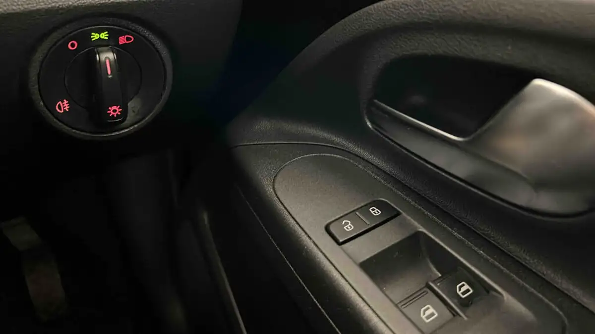 2016-volkswagen-up-10-move-up-5d-big-34