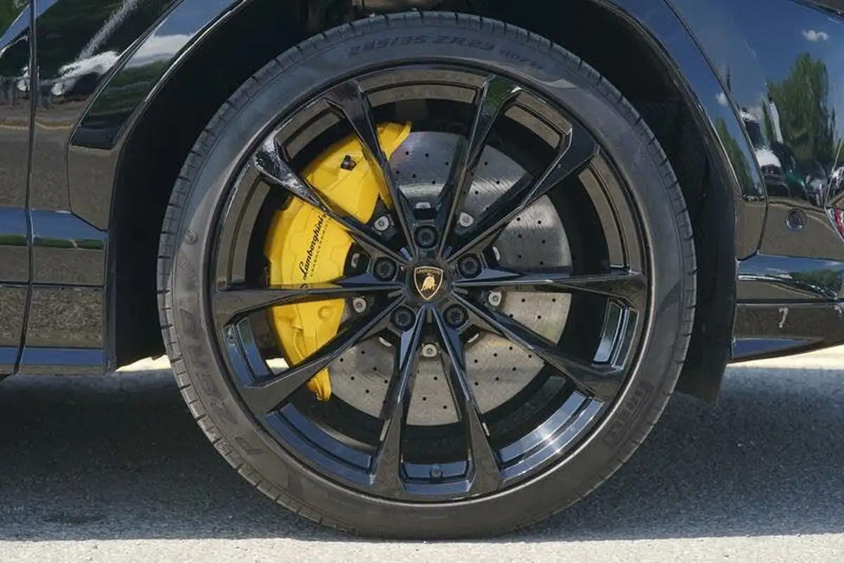 2023-lamborghini-urus-40-no-trim-big-7