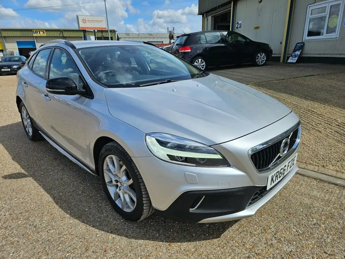 2016-volvo-v40-20td-d3-cross-country-pro-big-1