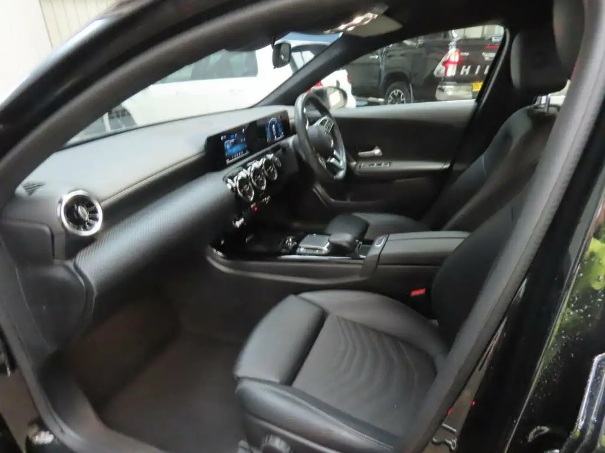 2020-mercedes-benz-a-class-15d-a180d-se-7g-dct-big-10