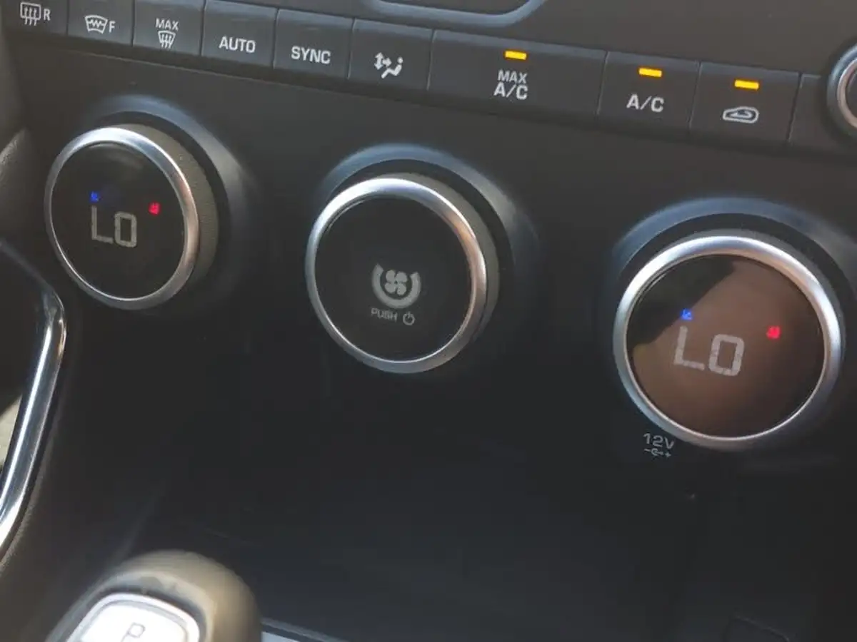 2019-jaguar-e-pace-20-i4d-r-dynamic-se-180ps-awd-auto-big-10