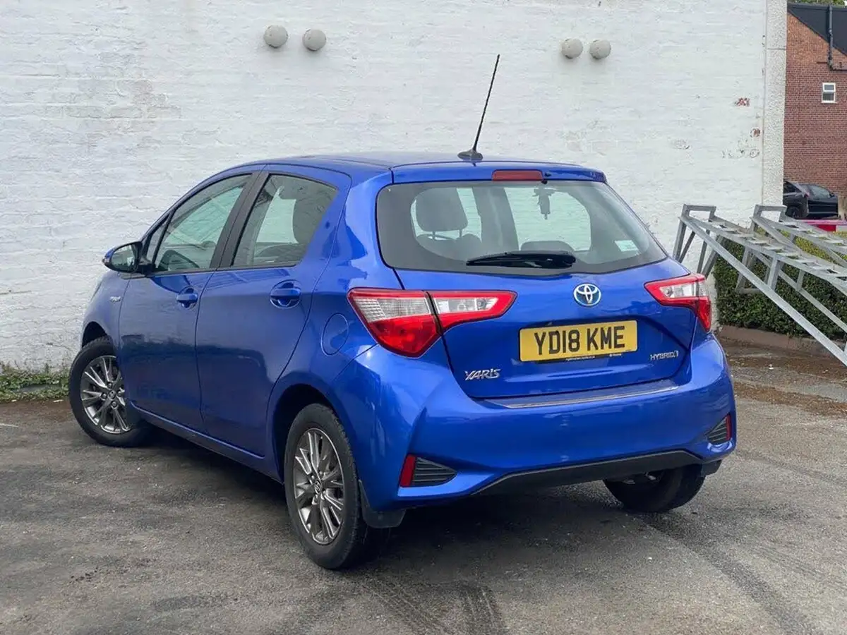 2018-toyota-yaris-15-vvt-i-icon-navi-hybrid-big-6