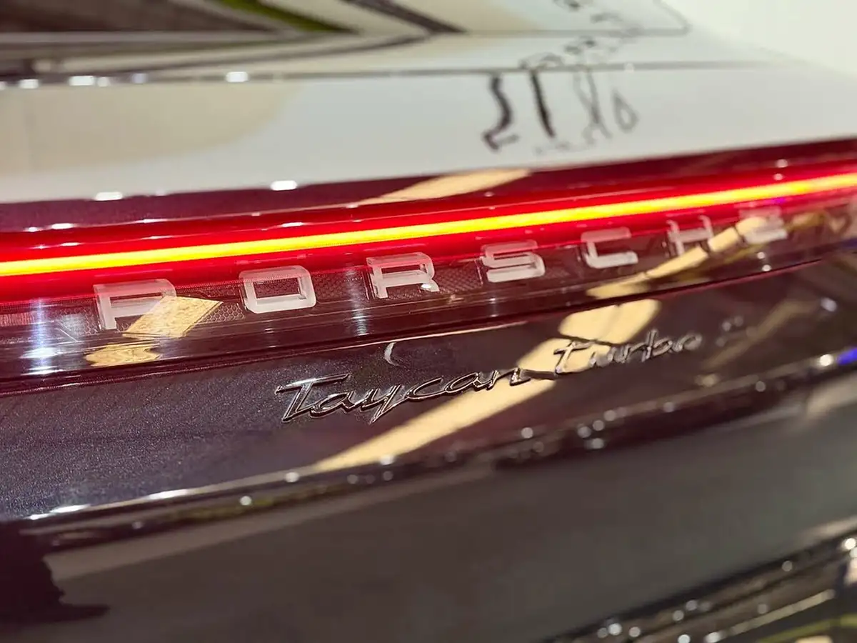 2020-porsche-taycan-e-turbo-s-big-75