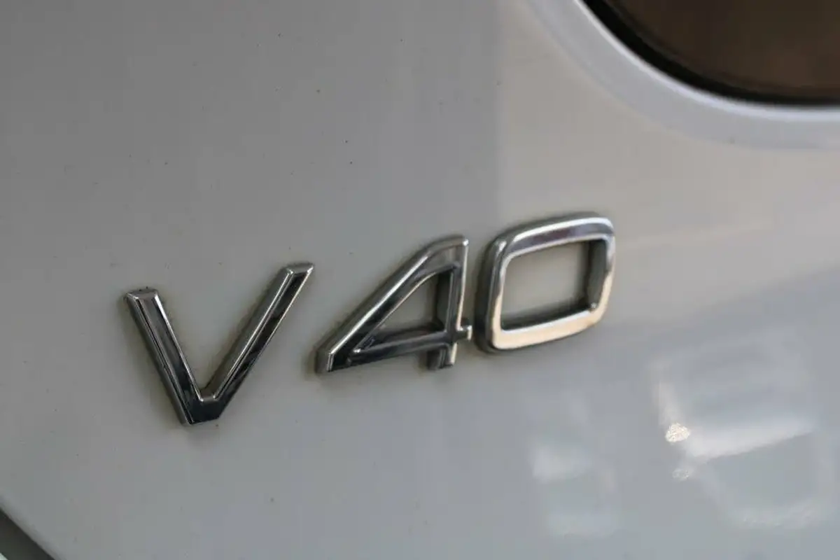 2013-volvo-v40-16-t2-es-big-12