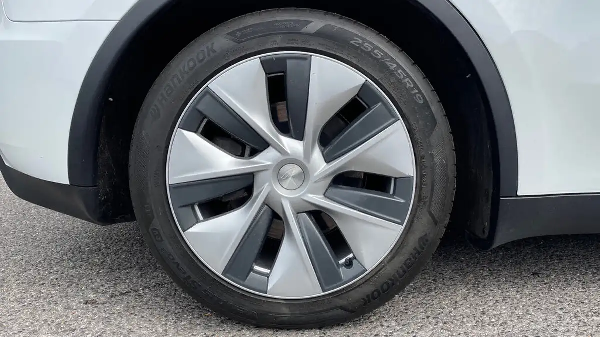 2023-tesla-model-y-e-rwd-big-18