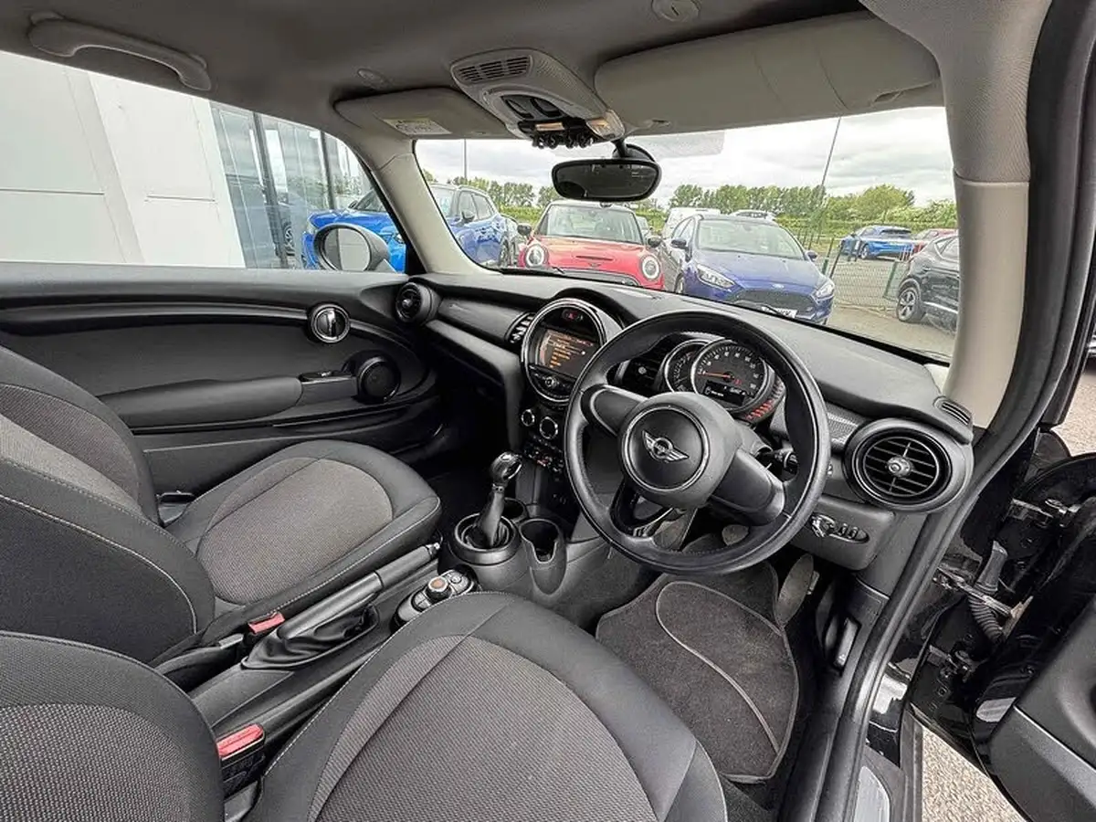 2016-mini-cooper-12-one-3d-auto-big-5