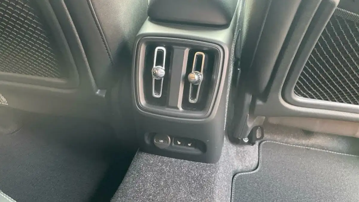 2025-volvo-ex40-e-ultra-big-44