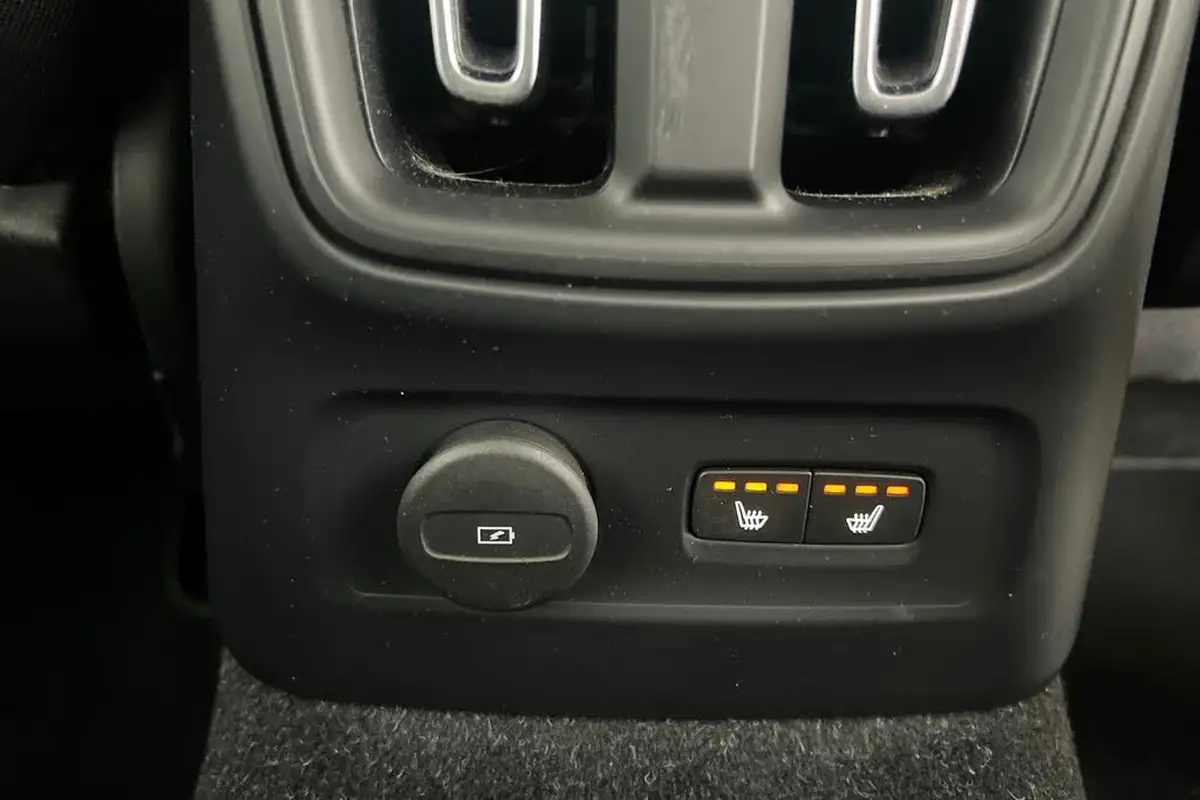2022-volvo-xc40-15-t4-inscription-expression-big-29