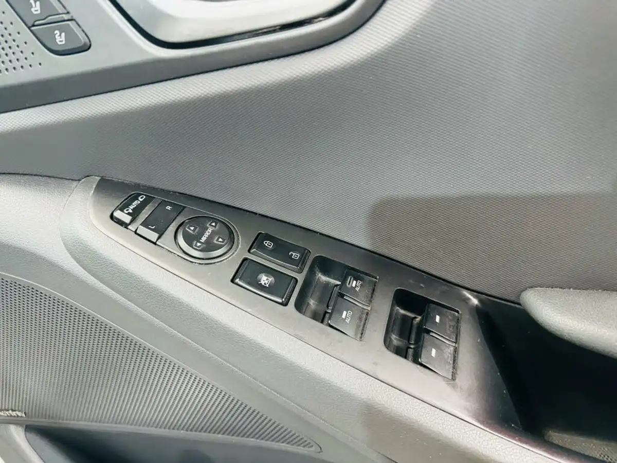2017-hyundai-ioniq-16-gdi-premium-se-plug-in-hybrid-big-26