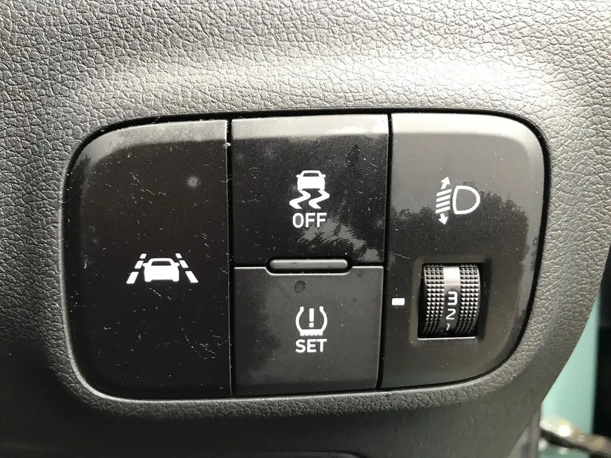 2022-hyundai-i10-12-se-connect-auto-big-27