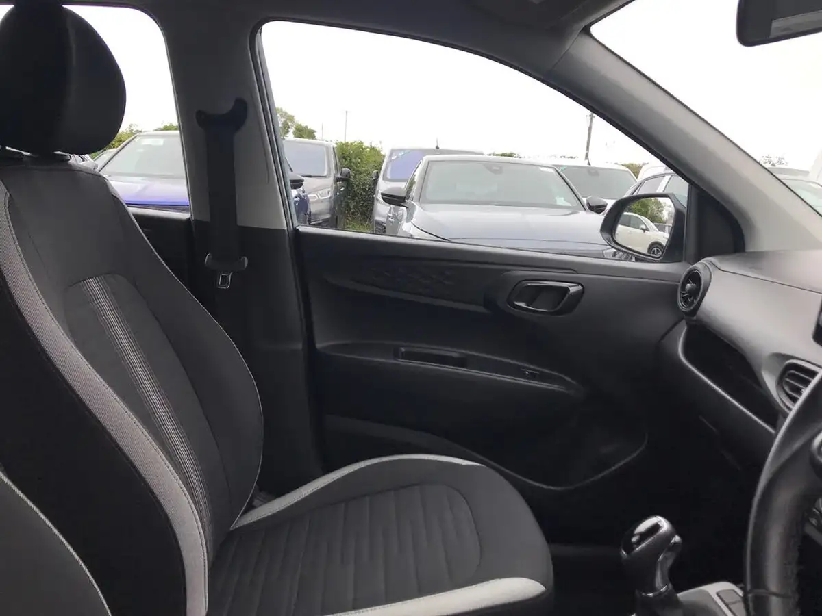 2022-hyundai-i10-12-se-connect-auto-big-3