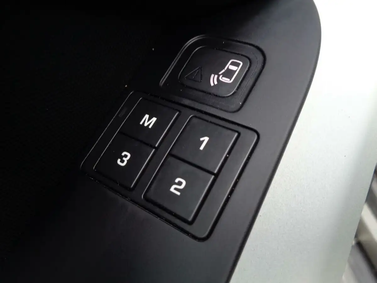 2021-land-rover-110-defender-30-d300-hard-top-hse-110-big-41