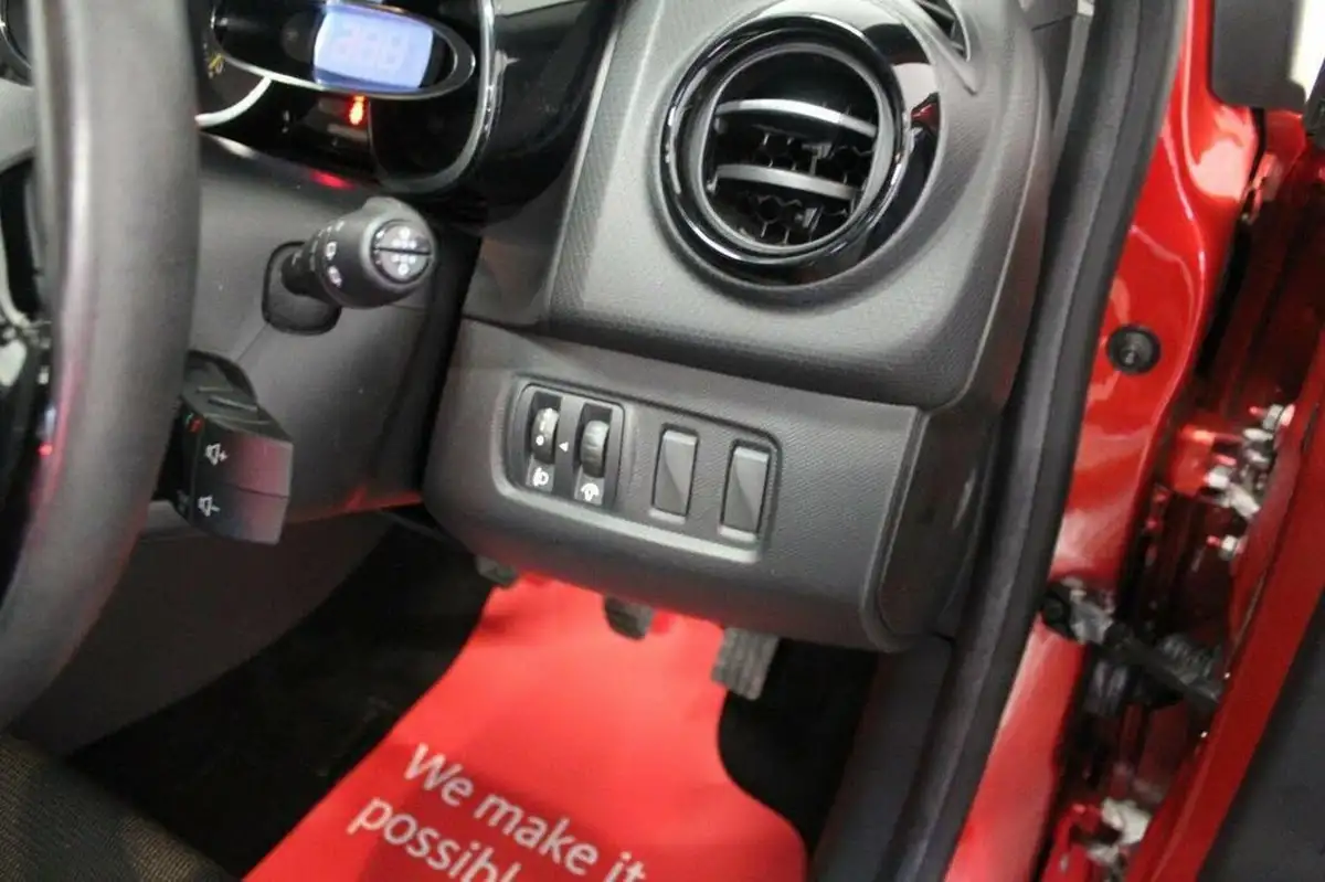 2015-renault-clio-12-dynamique-nav-big-30
